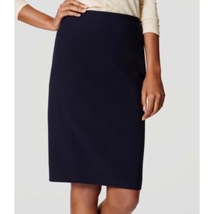 LOFT Curvy pencil skirt in navy